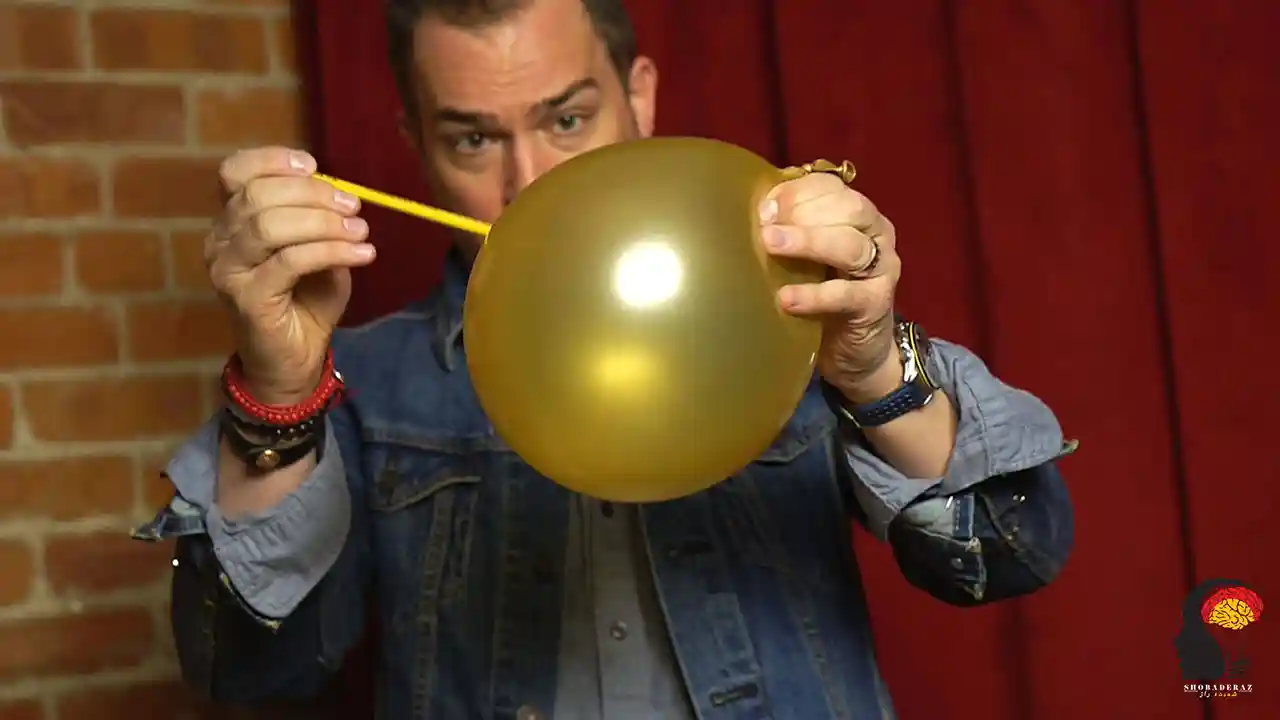 اجرای شعبده بازی پاره کردن و سالم کردن بادکنک