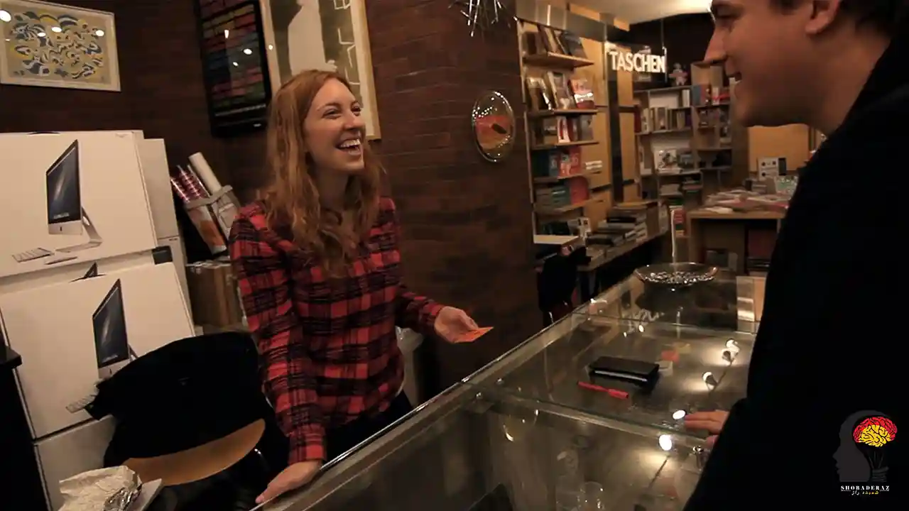 اجرای تکنیک ذهن خوانی با نقاشی در یک کافه