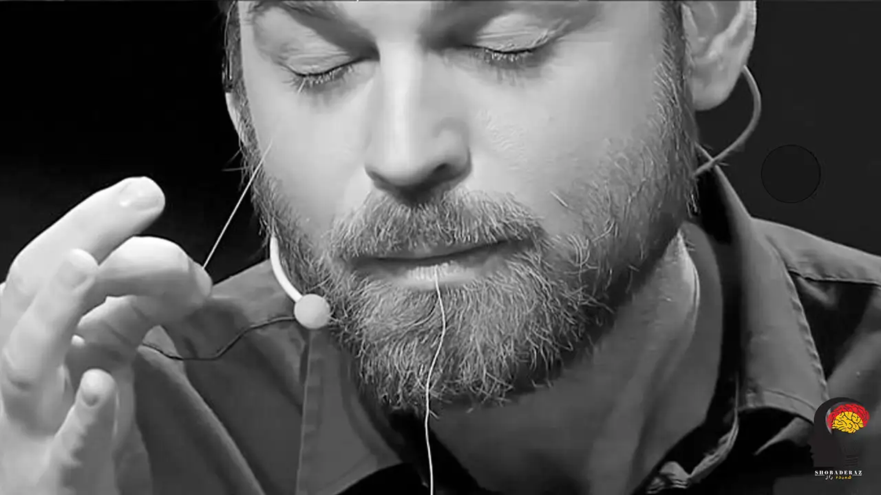 اجرای ترفند بیرون کشیدن نخ از چشم در شعبده بازی