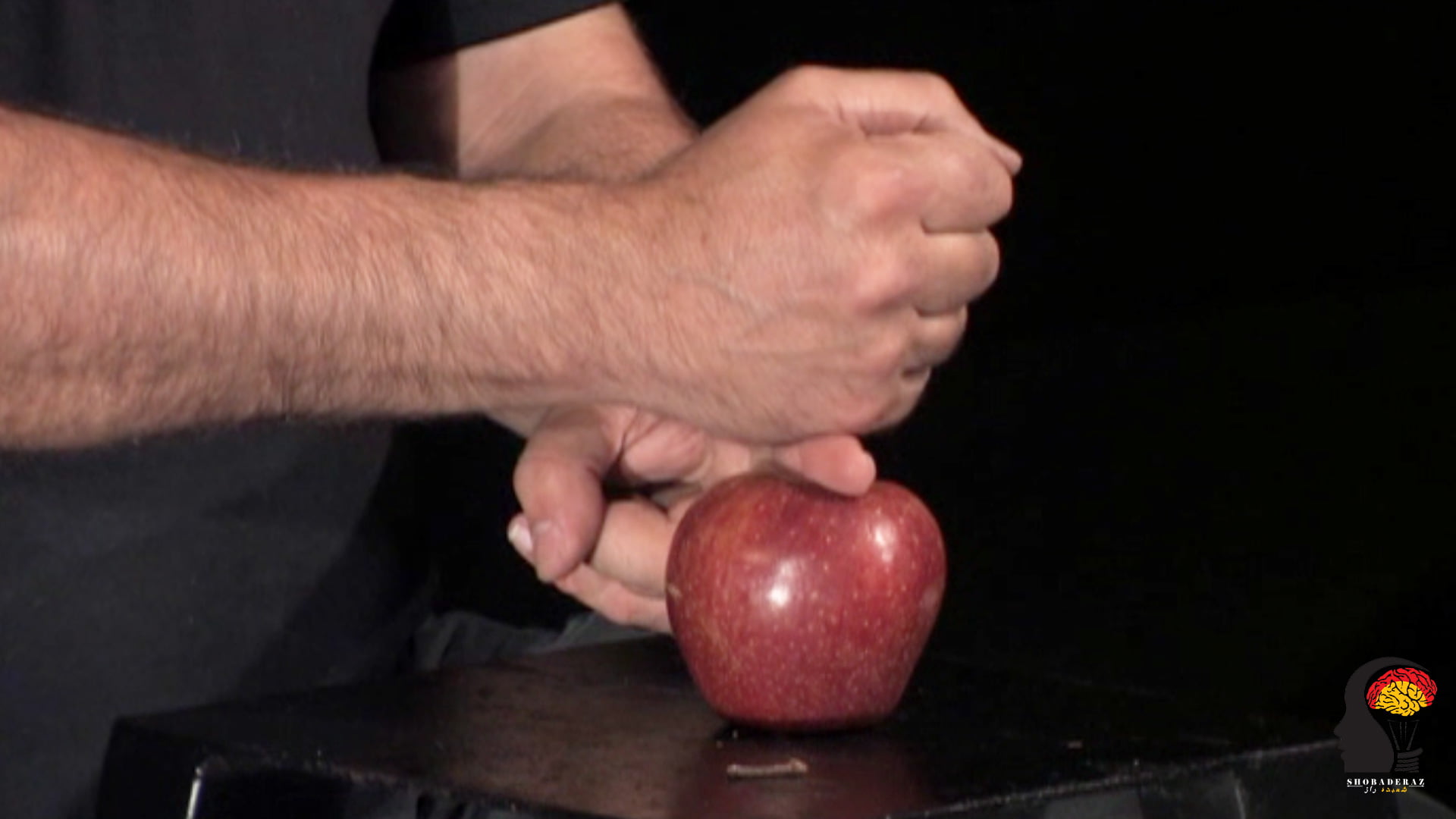 نصف کردن سیب با دست