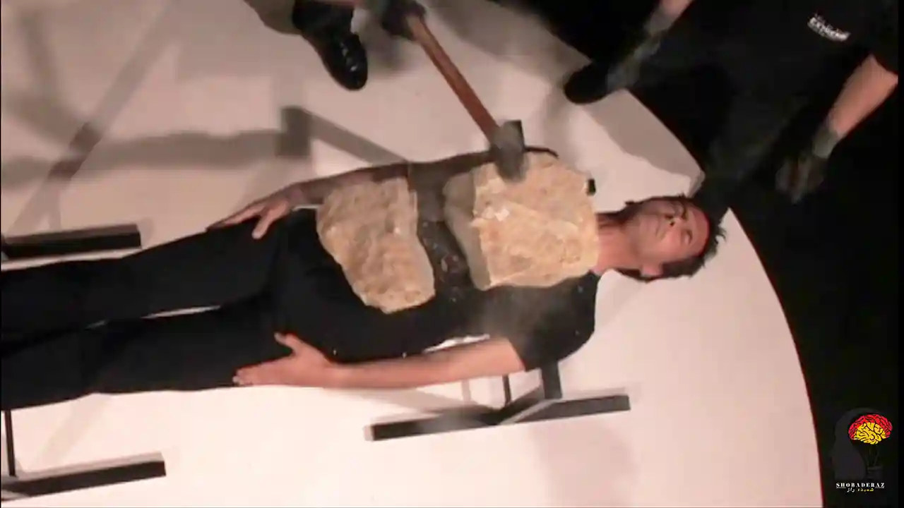 آموزش شکستن سنگ روی قفسه سینه
