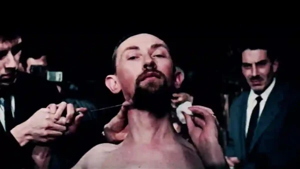 قدرت ذهن و قدرت اراده 🤯 فرو کردن شمشیر و چاقو در بدن!